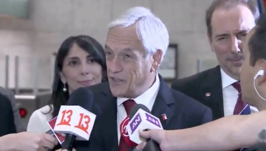 Piñera anuncia por error la "nueva Línea 10" y genera cambio en el rostro del presidente de Metro