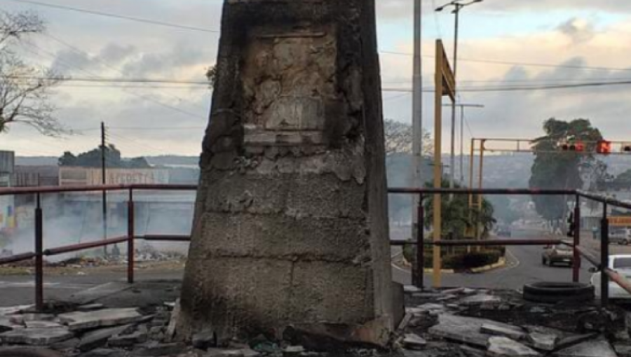 Durante jornada de protestas en Venezuela, manifestantes quemaron estatua de Hugo Chávez