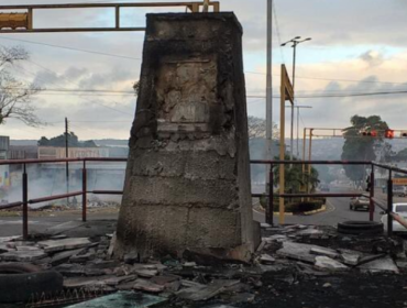 Durante jornada de protestas en Venezuela, manifestantes quemaron estatua de Hugo Chávez