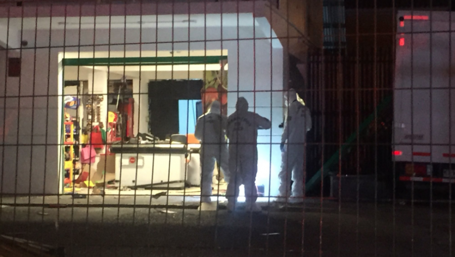 Antisociales destruyeron local comercial tras detonar cajero automático en Puente Alto