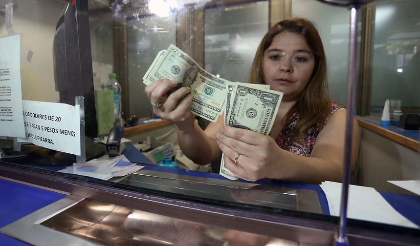 Dólar cerró a la baja este jueves, pero se mantiene sobre los $670