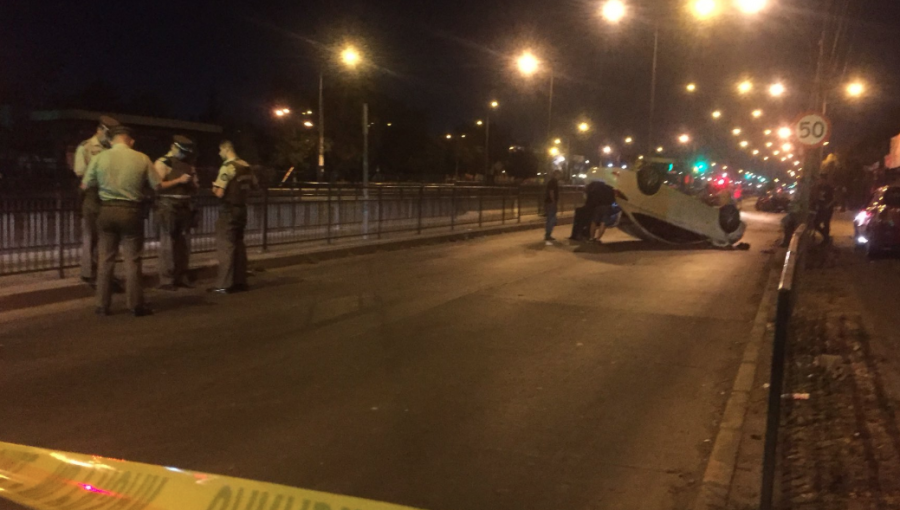 Robo termina en persecución policial y volcamiento de un tercer vehículo en San Bernardo