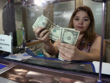 Dólar cerró a la baja este jueves, pero se mantiene sobre los $670