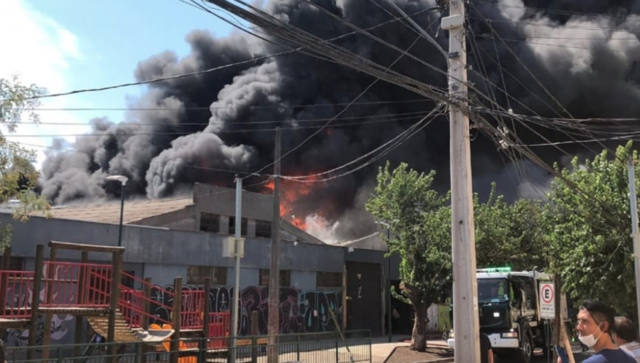 Incendio afecta a fábrica de productos químicos de Independencia