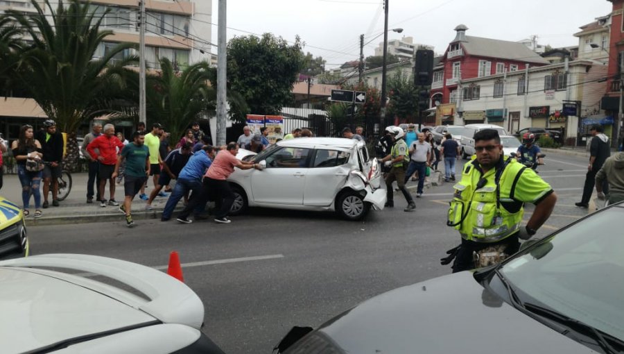 Accidente múltiple en pleno centro de Viña del Mar: Bus bajaba por Agua Santa y sufrió falla de frenos