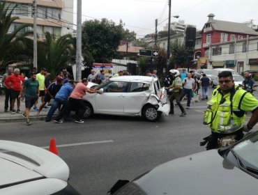 Accidente múltiple en pleno centro de Viña del Mar: Bus bajaba por Agua Santa y sufrió falla de frenos