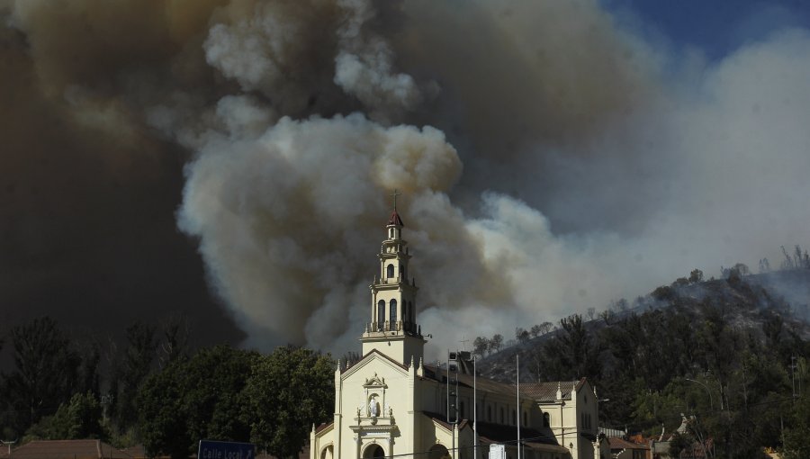 Impresionantes imágenes del mega incendio de Casablanca: Más de 100 hectáreas arrasadas por las llamas