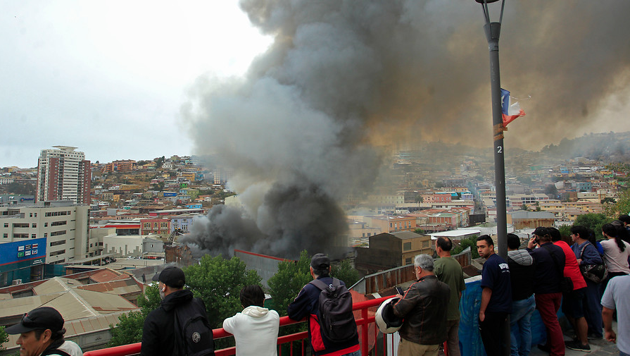 Las dos tesis que se barajan sobre el origen del incendio en edificio de Valparaíso