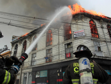 Bombero cayó desde un segundo piso mientras combatía incendio en Valparaíso