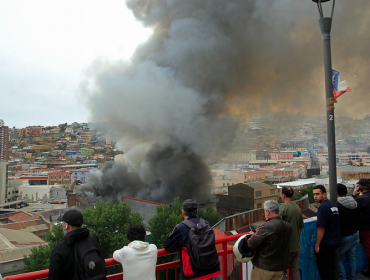 Las dos tesis que se barajan sobre el origen del incendio en edificio de Valparaíso