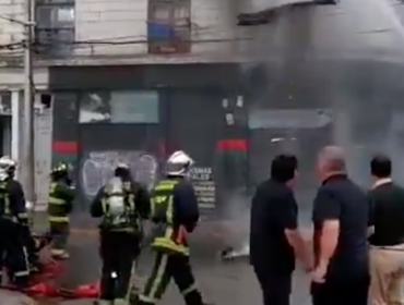 Incendio destruyó antiguo edificio de Valparaíso: 12 viviendas dañadas y 60 damnificados