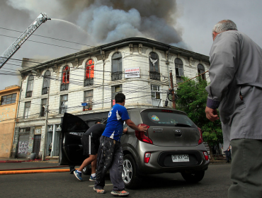 60 damnificados dejó incendio en casona de Valparaíso: gestionan subsidio de arriendo