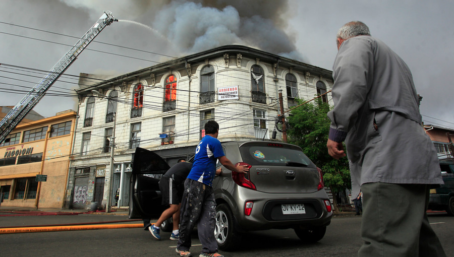 60 damnificados dejó incendio en casona de Valparaíso: gestionan subsidio de arriendo