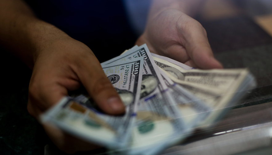 Dólar registra su segunda baja consecutiva y se estanca por debajo de los $670