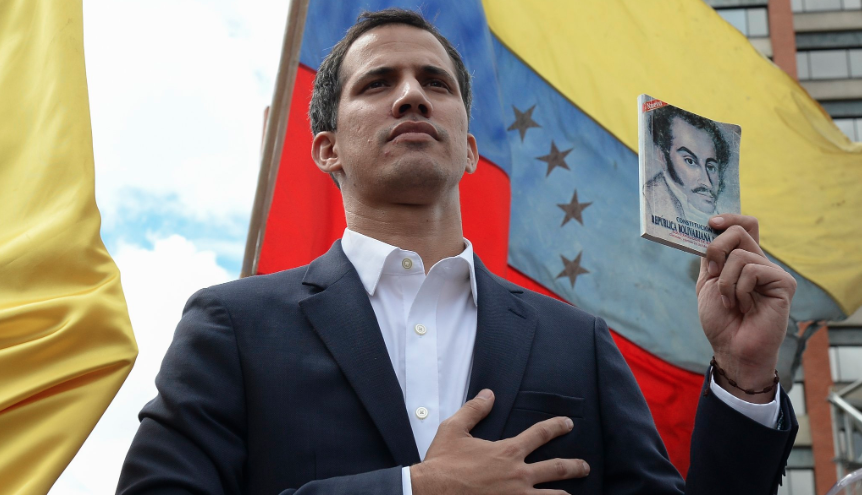 Juan Guaidó denuncia que la Fuerza de Acción Especial de Maduro llegó a su casa a "hostigar" a su familia