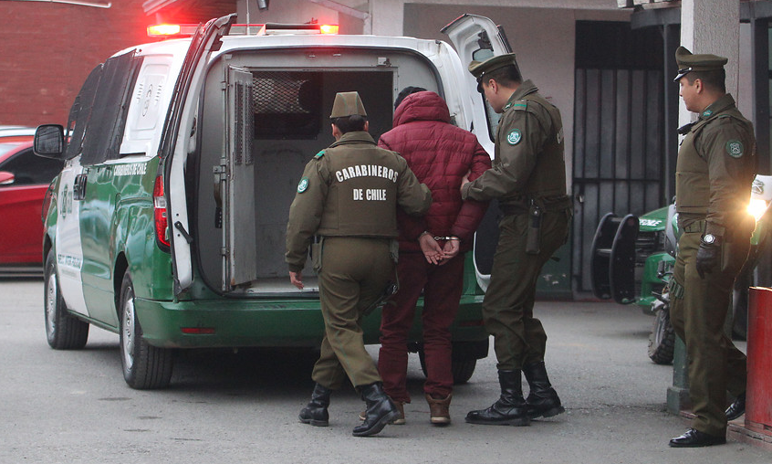 Carabineros sorprendió in fraganti a tres delincuentes que robaban auto en casa sin moradores