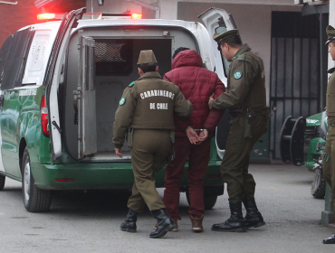 Carabineros sorprendió in fraganti a tres delincuentes que robaban auto en casa sin moradores