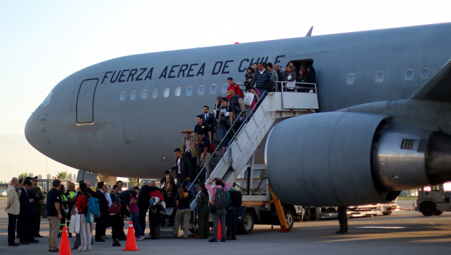 Avión de la Fuerza Aérea regresa con 100 chilenos que decidieron abandonar Venezuela