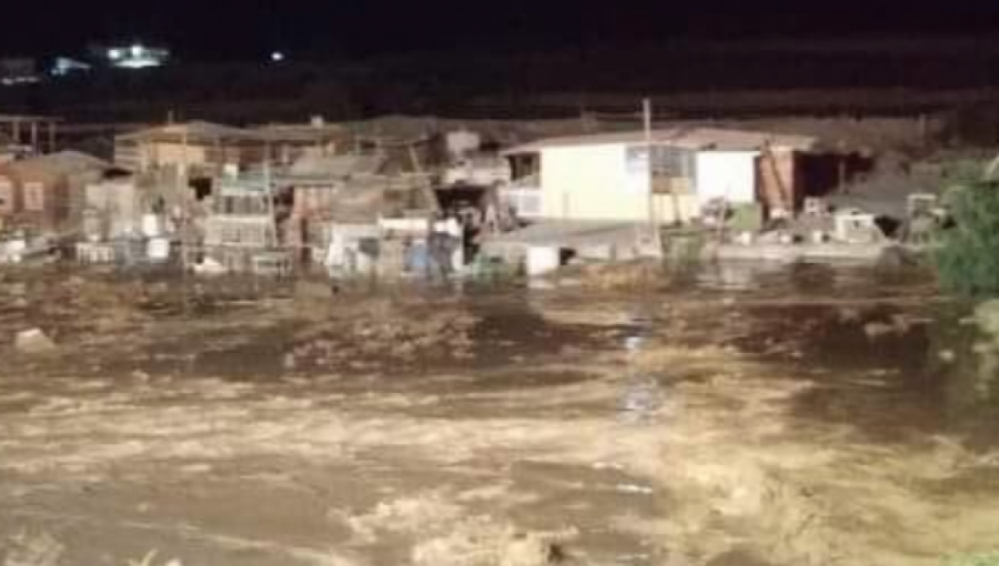 Invierno altiplánico: Crecida de ríos en Arica deja un campamento inundado y una persona desaparecida