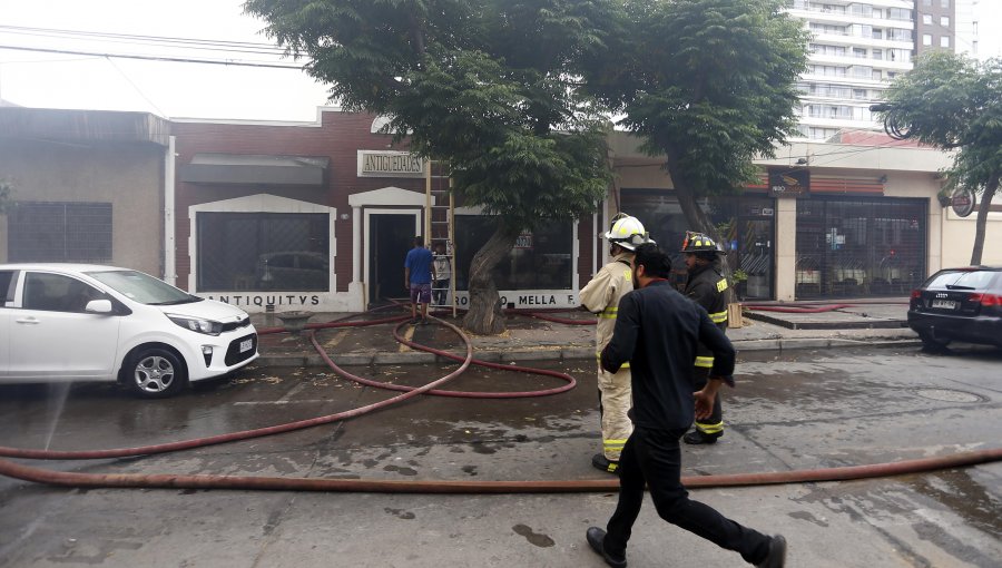 Gigantesco incendio en pleno centro de Viña del Mar consume casas y locales comerciales