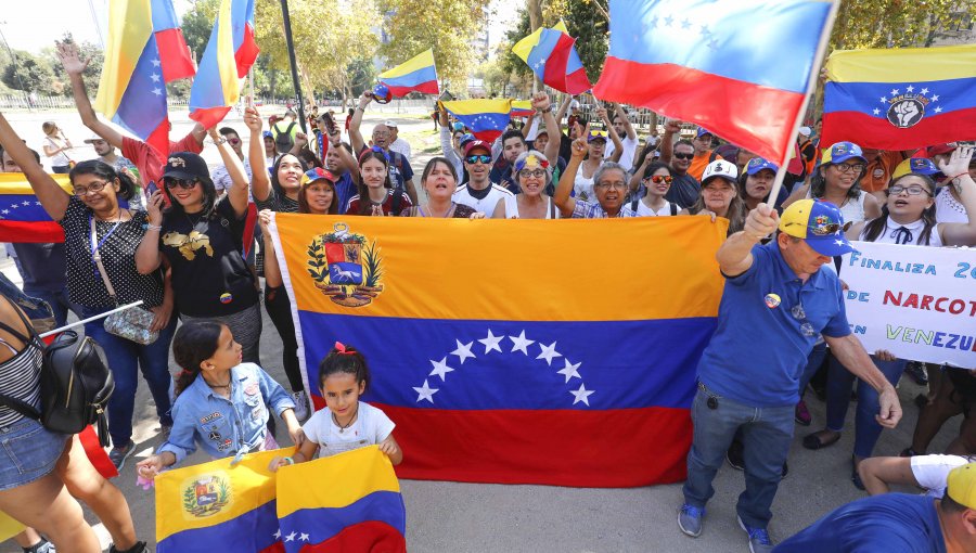 Venezolanos marchan por Santiago contra el régimen de Nicolás Maduro