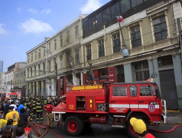 Incendio en Valparaíso afectó a marisquería La Gaviota y al famoso bar Proa