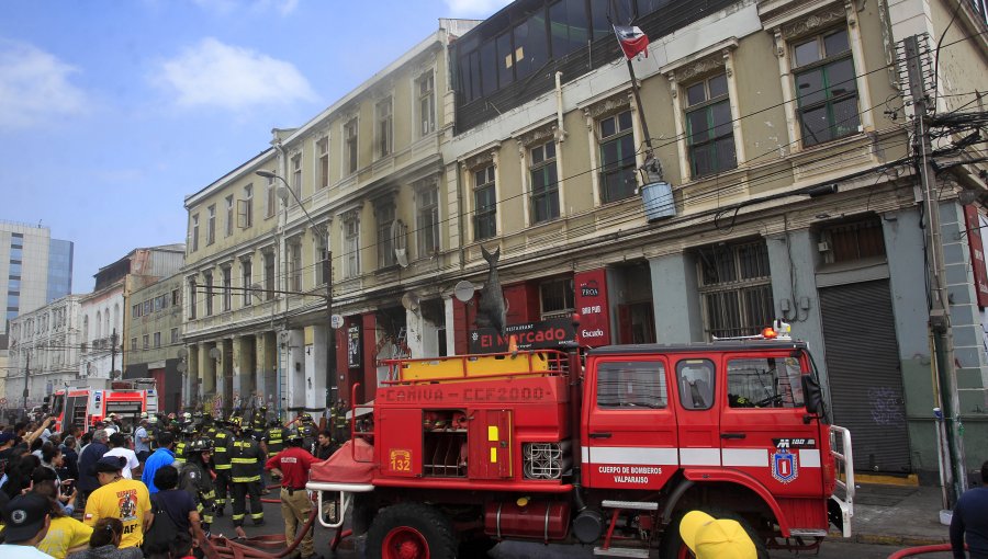 Incendio en Valparaíso afectó a marisquería La Gaviota y al famoso bar Proa