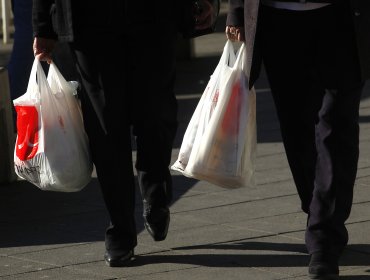 Desde este domingo supermercados y grandes tiendas ya no pueden dar bolsas plásticas