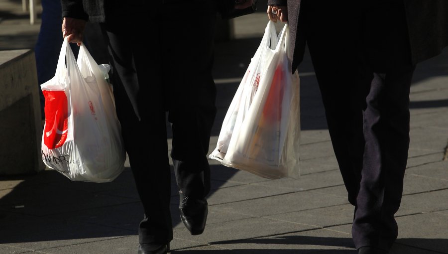 Desde este domingo supermercados y grandes tiendas ya no pueden dar bolsas plásticas