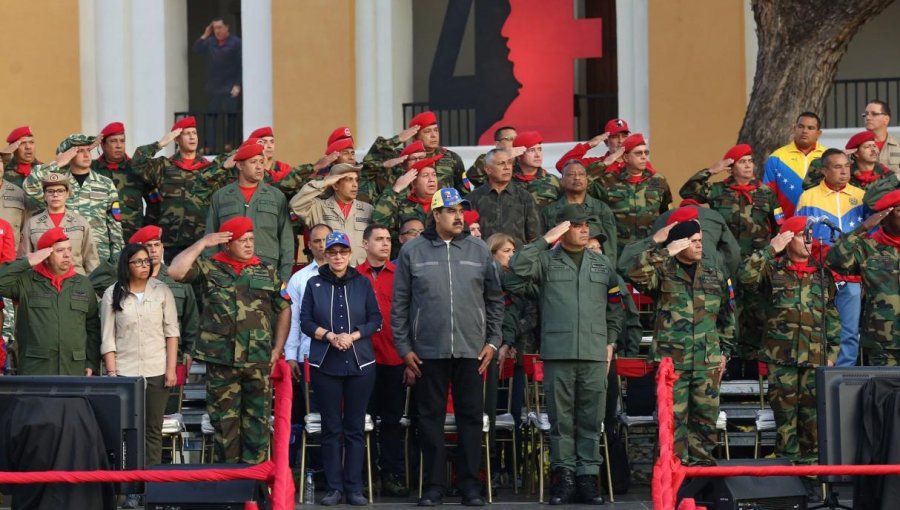 Nicolás Maduro marchó junto a militares y criticó con dureza al presidente de España