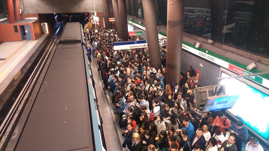 Metro de Santiago presentó retrasos en la Línea 5 por reducción de velocidad en Quinta Normal