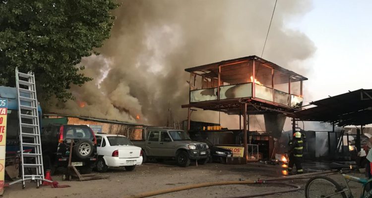 150 voluntarios de Bomberos combaten incendio que afecta a casas y locales en La Cisterna