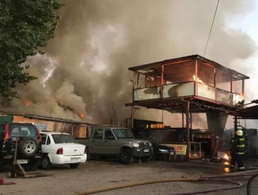 150 voluntarios de Bomberos combaten incendio que afecta a casas y locales en La Cisterna