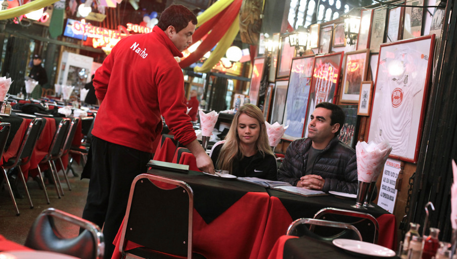 Gobierno llama a dueños de restaurantes y bares a respetar propina a garzones