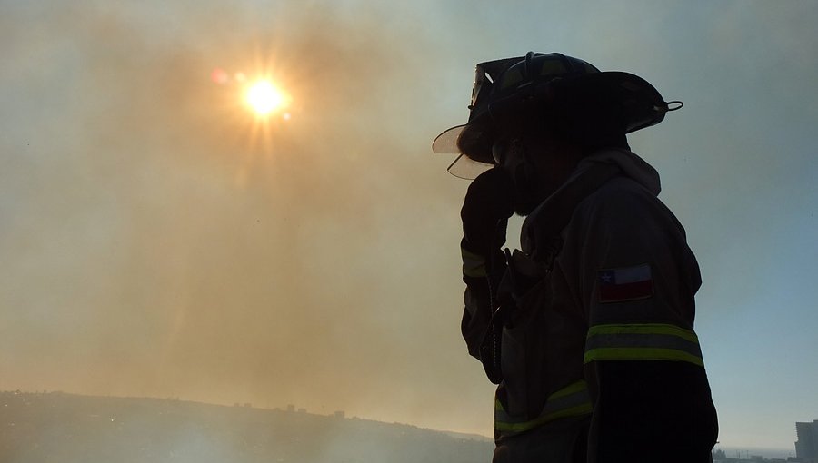 Bombero que se accidentó mientras combatía incendio forestal en La Araucanía se mantiene con riesgo vital