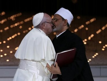 Papa Francisco e imán de Egipto lucharán "contra el extremismo": acuerdo fue sellado con un beso que se volvió viral