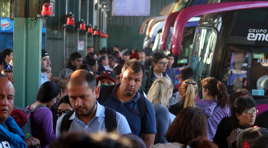 Más de 1.500 personas han salido de Arica tras reapertura de la ruta 5 Norte