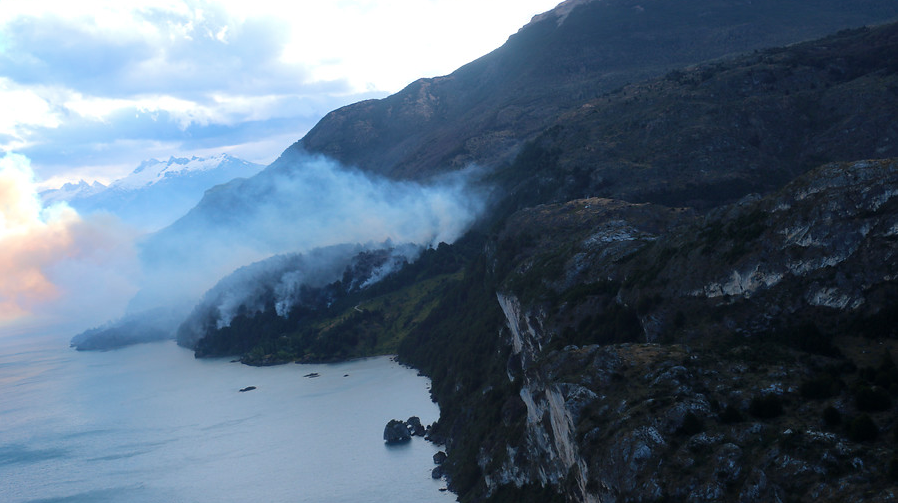 Dos incendios forestales en la región de Aysén han consumido más de 2 mil hectáreas de bosque nativo