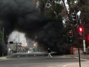 Gran nube de humo negro se levantó por incendio en el lecho del estero de Viña del Mar