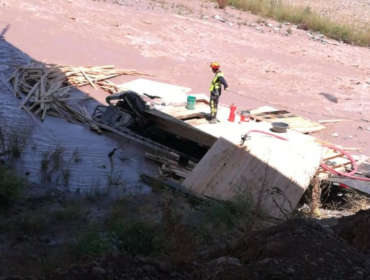 Una víctima fatal dejó accidente de camión que cayó al río desde el puente Maipo