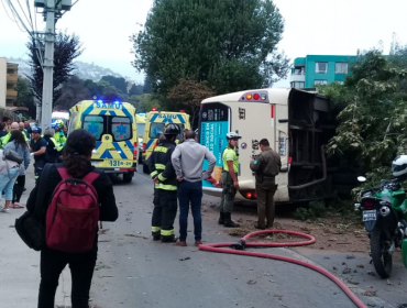 Nueve lesionados deja volcamiento de microbús en céntrica calle de Reñaca