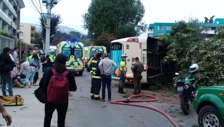 Nueve lesionados deja volcamiento de microbús en céntrica calle de Reñaca