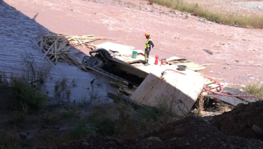 Una víctima fatal dejó accidente de camión que cayó al río desde el puente Maipo