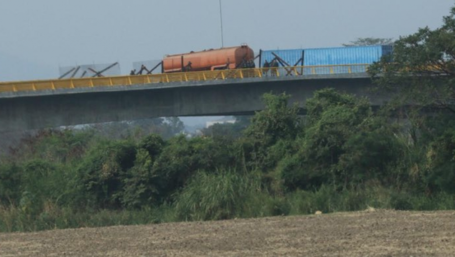 Denuncian que militares de Maduro bloquearon puente en la frontera entre Venezuela y Colombia