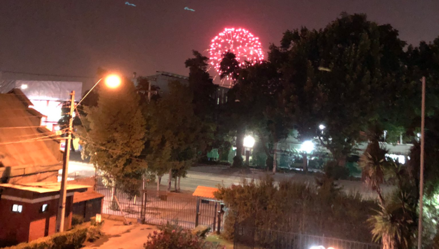 Vecinos de diversas comunas de la capital volvieron a reportar fuegos artificiales y disparos