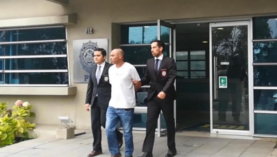 PDI San Antonio descubre plantas de marihuana en casa de hombre que cumple arresto nocturno