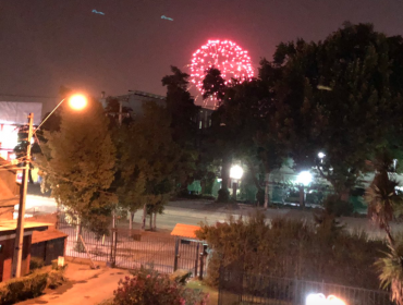 Vecinos de diversas comunas de la capital volvieron a reportar fuegos artificiales y disparos