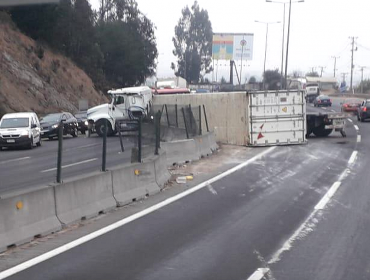 Placilla: Camión se accidentó en la ruta 68 y terminó volcando su carga de chocolates