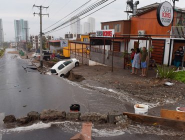 Socavón en el pavimento casi se 'traga' un automóvil en calle de Iquique