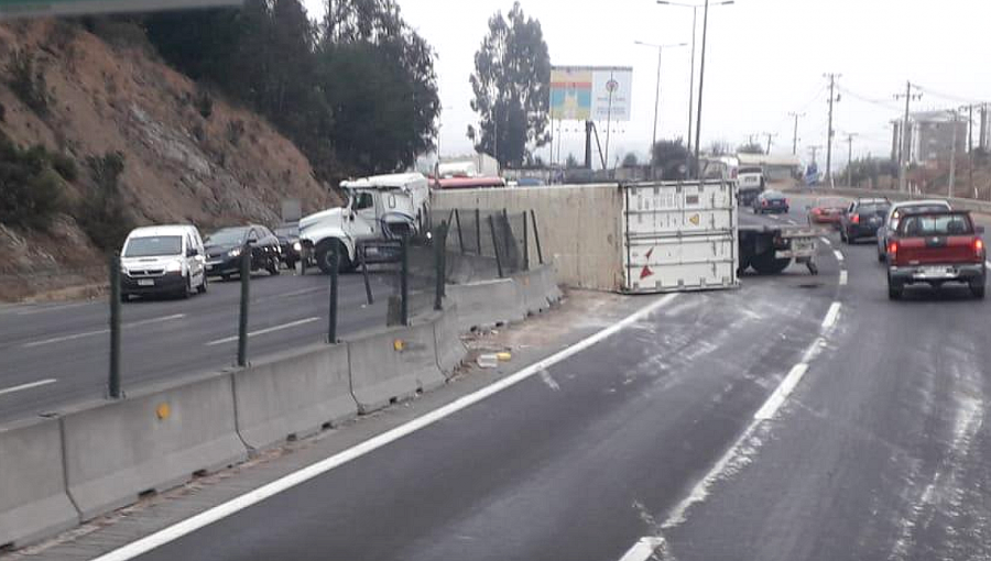 Placilla: Camión se accidentó en la ruta 68 y terminó volcando su carga de chocolates